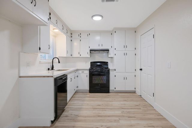 697 E Scott Avenue, Fresno, CA 93710