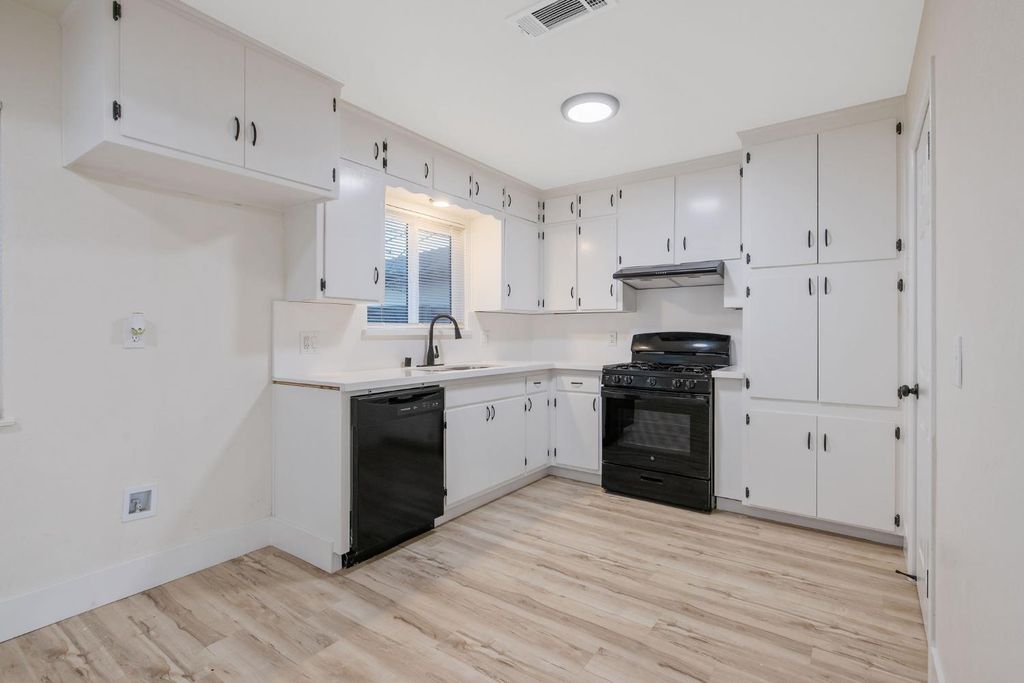 Image 10 of property listing at 697 E Scott Avenue, Fresno, CA 93710