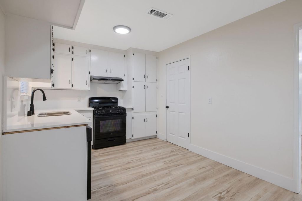 Image 12 of property listing at 697 E Scott Avenue, Fresno, CA 93710