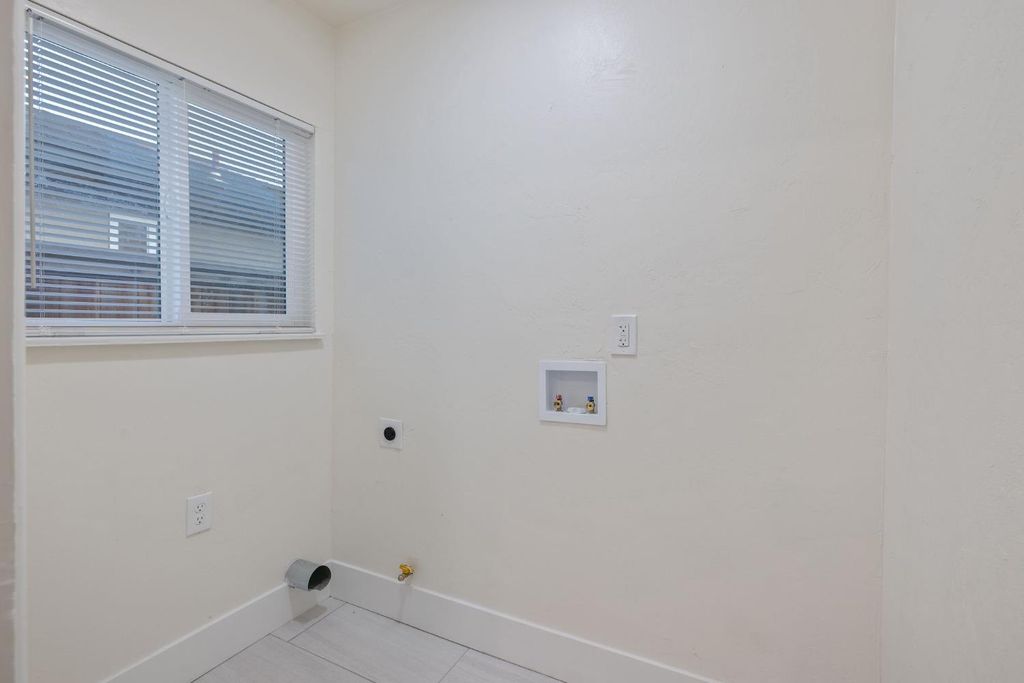 Image 14 of property listing at 697 E Scott Avenue, Fresno, CA 93710