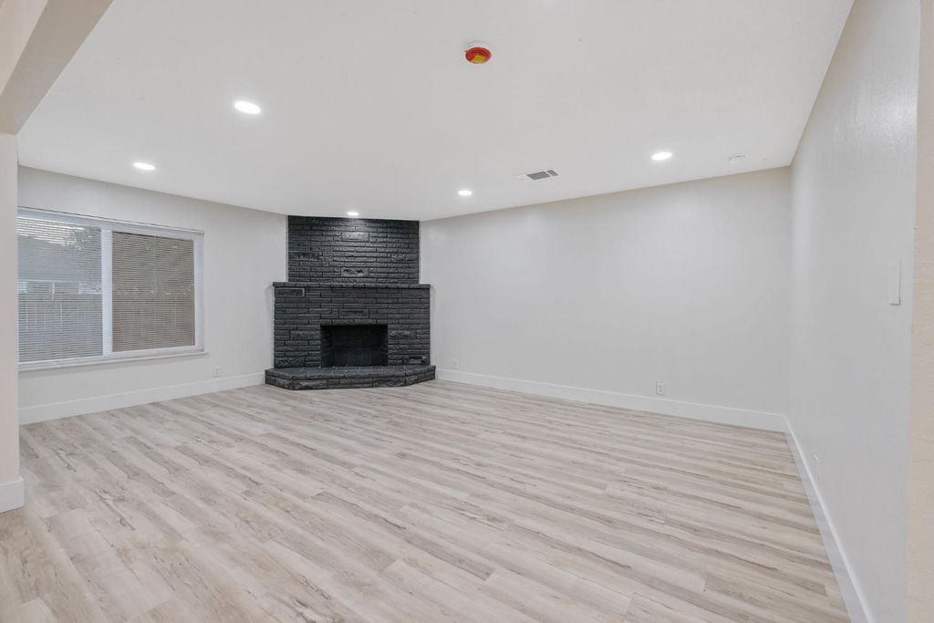 Image 20 of property listing at 697 E Scott Avenue, Fresno, CA 93710