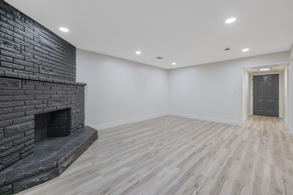 Image 22 of property listing at 697 E Scott Avenue, Fresno, CA 93710