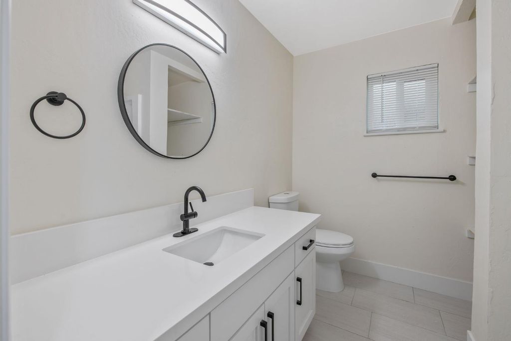 Image 32 of property listing at 697 E Scott Avenue, Fresno, CA 93710