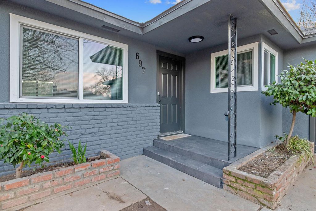 Image 4 of property listing at 697 E Scott Avenue, Fresno, CA 93710