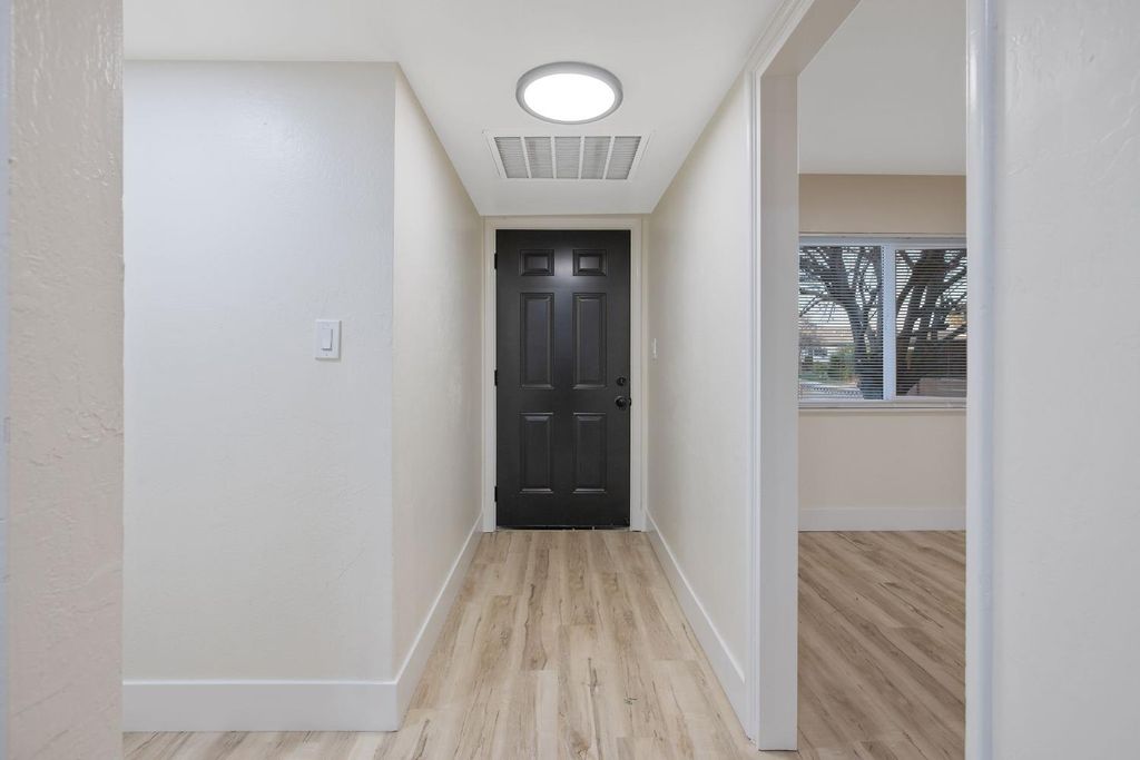 Image 5 of property listing at 697 E Scott Avenue, Fresno, CA 93710