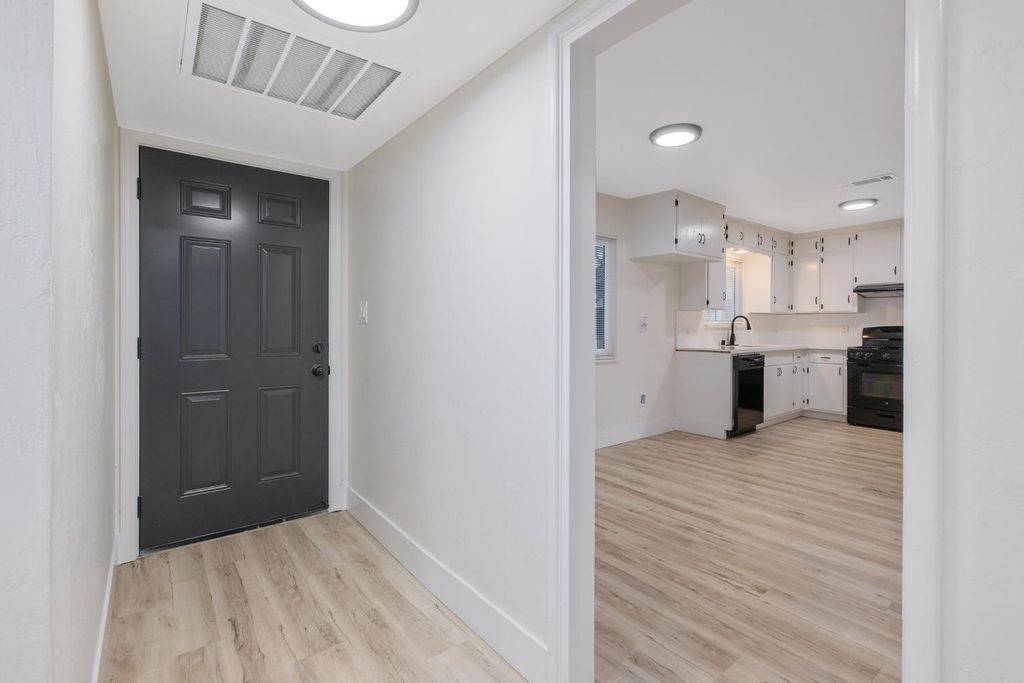 Image 6 of property listing at 697 E Scott Avenue, Fresno, CA 93710