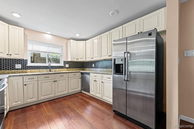 33165 Maplenut Street, Farmington, MI 48336