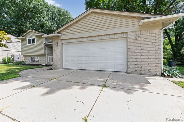 33165 Maplenut Street, Farmington, MI 48336
