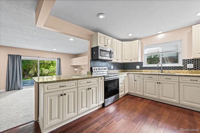 33165 Maplenut Street, Farmington, MI 48336