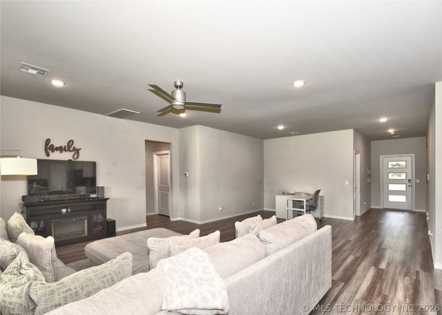 7142 E 154th Street S, Bixby, OK 74008