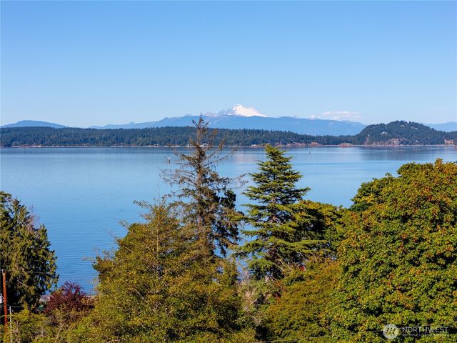 4 E Maplewood Loop, Oak Harbor, WA 98277