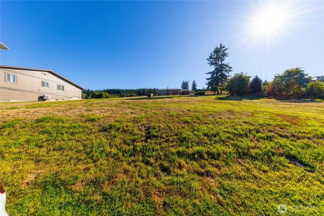 4 E Maplewood Loop, Oak Harbor, WA 98277