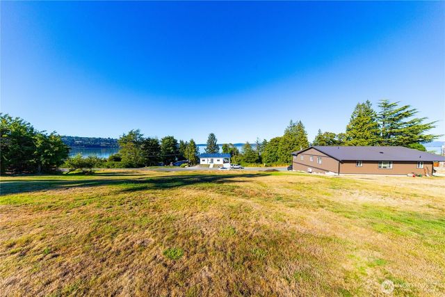 4 E Maplewood Loop, Oak Harbor, WA 98277