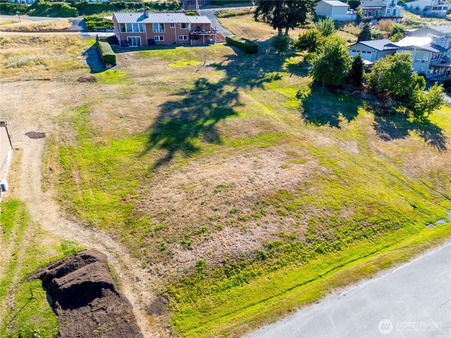 4 E Maplewood Loop, Oak Harbor, WA 98277