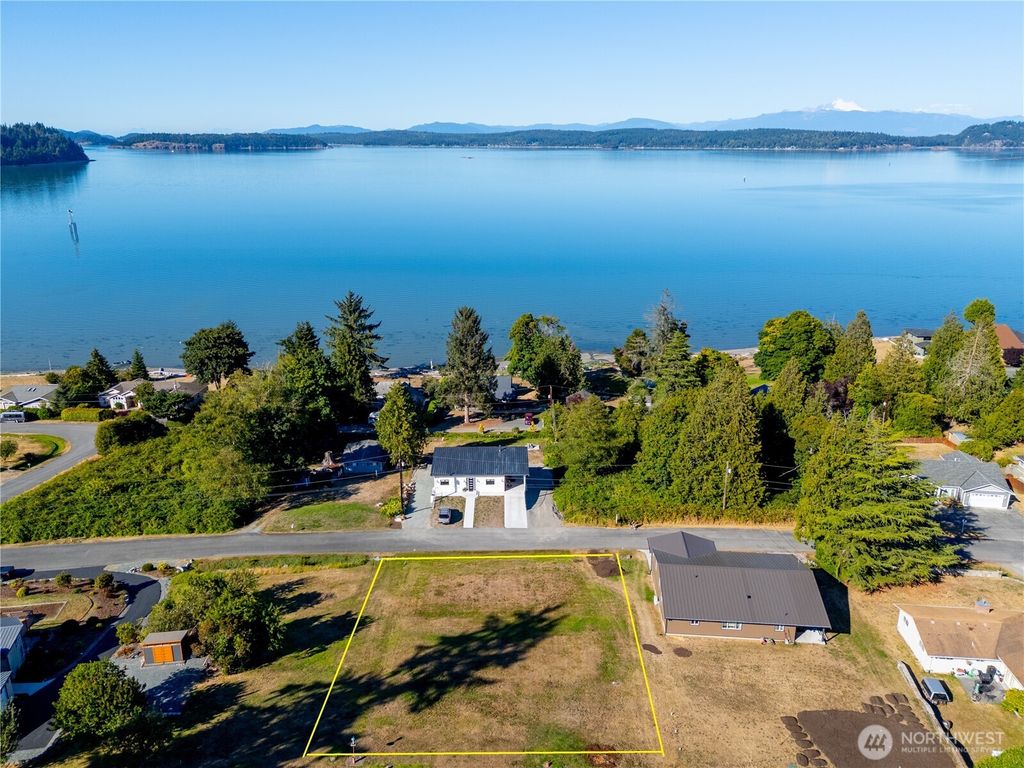 4 E Maplewood Loop, Oak Harbor, WA 98277