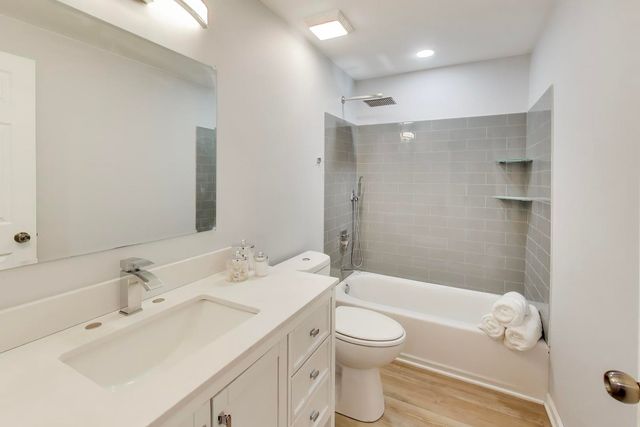 22 N PISTAKEE LAKE Road 3E, Fox Lake, IL 60020