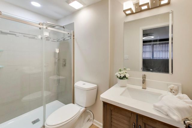 22 N PISTAKEE LAKE Road 3E, Fox Lake, IL 60020