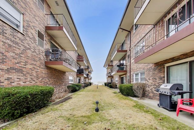 22 N PISTAKEE LAKE Road 3E, Fox Lake, IL 60020