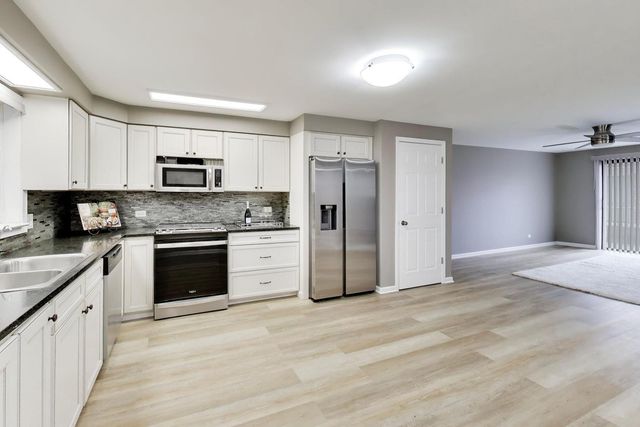 22 N PISTAKEE LAKE Road 3E, Fox Lake, IL 60020