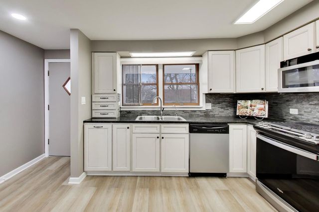 22 N PISTAKEE LAKE Road 3E, Fox Lake, IL 60020