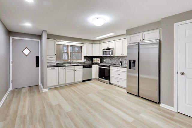 22 N PISTAKEE LAKE Road 3E, Fox Lake, IL 60020