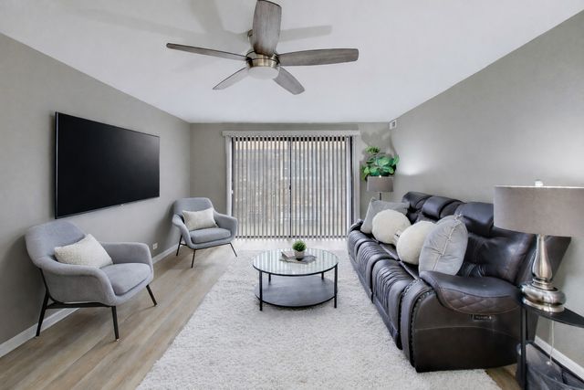 22 N PISTAKEE LAKE Road 3E, Fox Lake, IL 60020