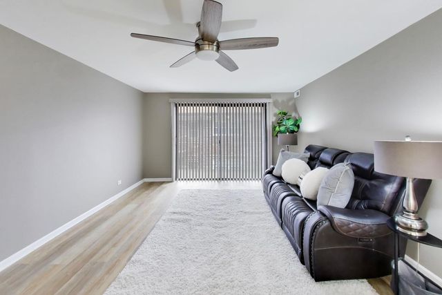 22 N PISTAKEE LAKE Road 3E, Fox Lake, IL 60020