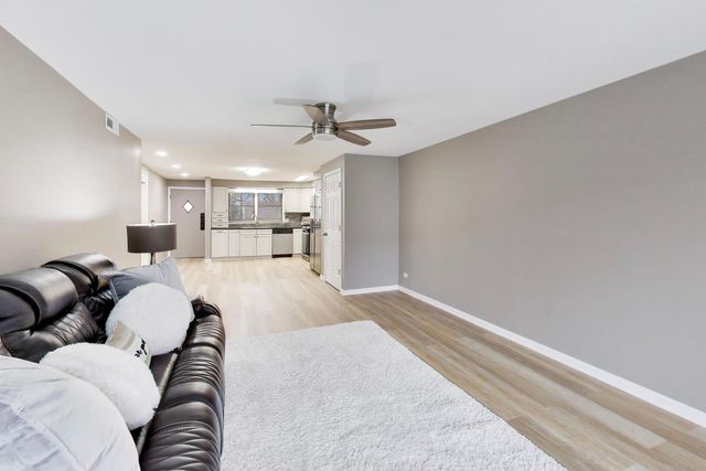 22 N PISTAKEE LAKE Road 3E, Fox Lake, IL 60020