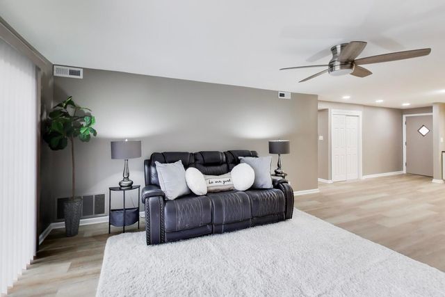 22 N PISTAKEE LAKE Road 3E, Fox Lake, IL 60020