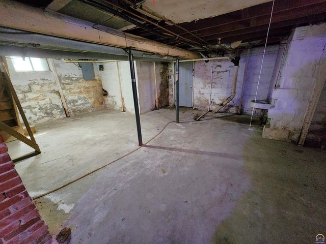 215 SE 17th ST, Topeka, KS 66612