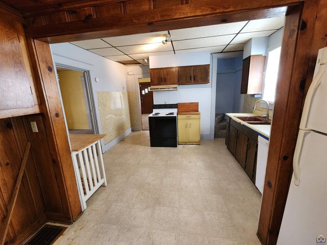 215 SE 17th ST, Topeka, KS 66612