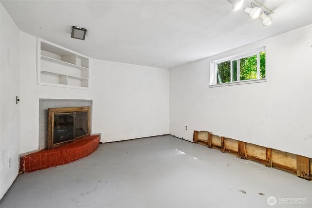 8555 30th Avenue NW, Seattle, WA 98117