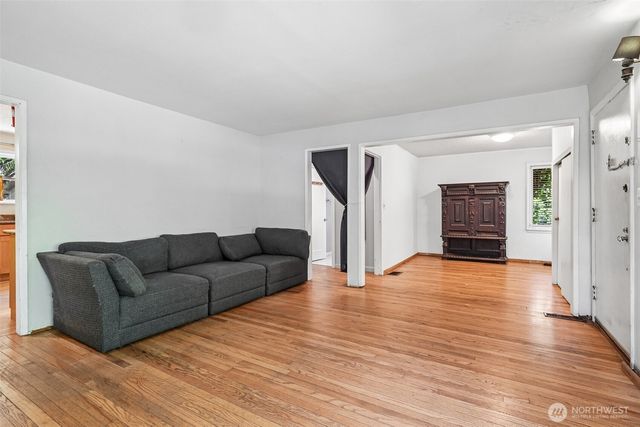 8555 30th Avenue NW, Seattle, WA 98117