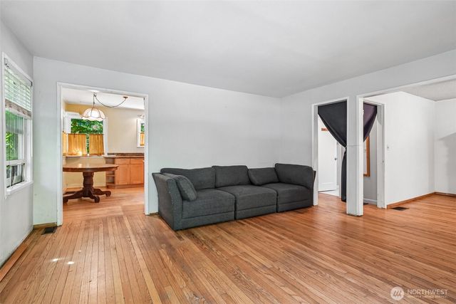 8555 30th Avenue NW, Seattle, WA 98117
