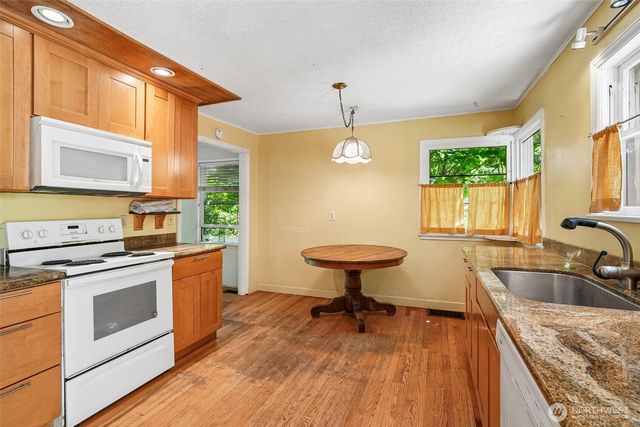 8555 30th Avenue NW, Seattle, WA 98117