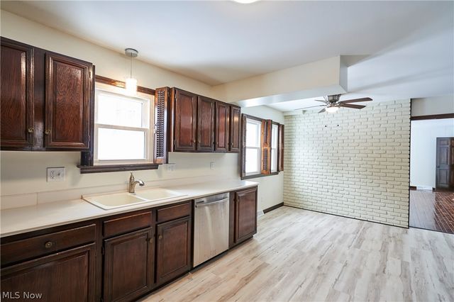 8712 Bradford Lane, Brecksville, OH 44141