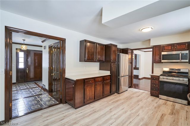 8712 Bradford Lane, Brecksville, OH 44141