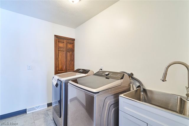 8712 Bradford Lane, Brecksville, OH 44141