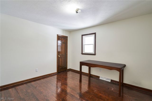 8712 Bradford Lane, Brecksville, OH 44141