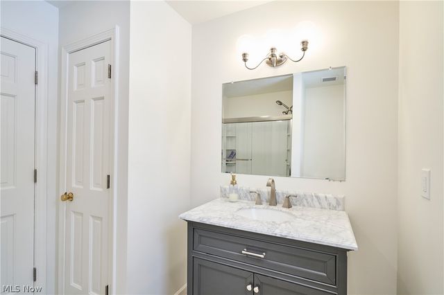 8712 Bradford Lane, Brecksville, OH 44141