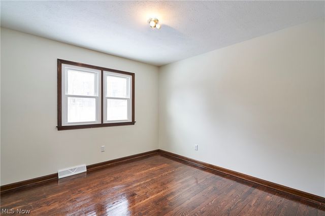 8712 Bradford Lane, Brecksville, OH 44141