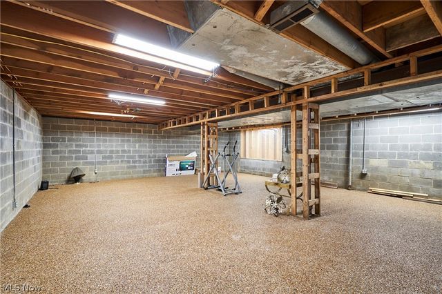 8712 Bradford Lane, Brecksville, OH 44141