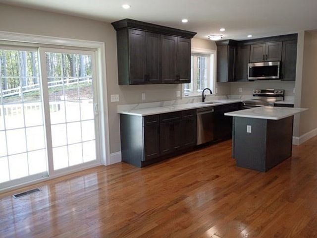 32 Kingsbury Rd, Spencer, MA 01562