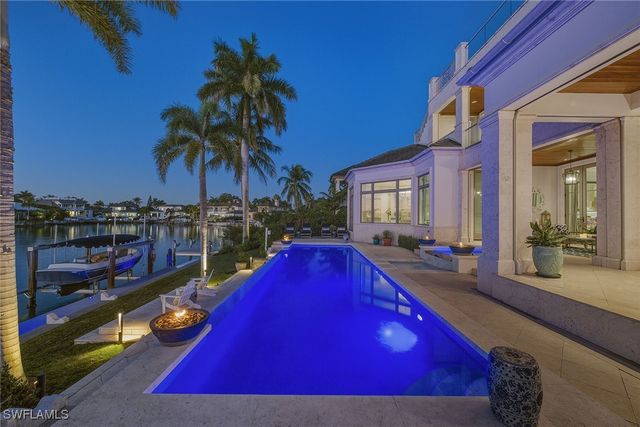 3125 Leeward LN, Naples, FL 34103