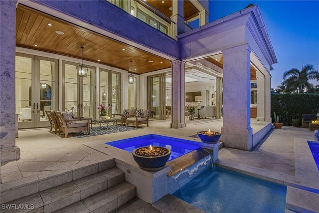 3125 Leeward LN, Naples, FL 34103