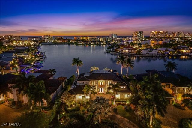 3125 Leeward LN, Naples, FL 34103