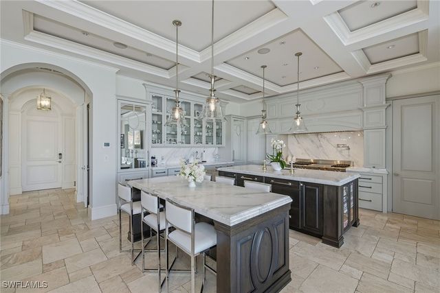 3125 Leeward LN, Naples, FL 34103