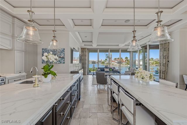 3125 Leeward LN, Naples, FL 34103