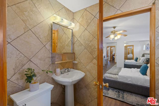 5359 Saturn Street, Los Angeles, CA 90019