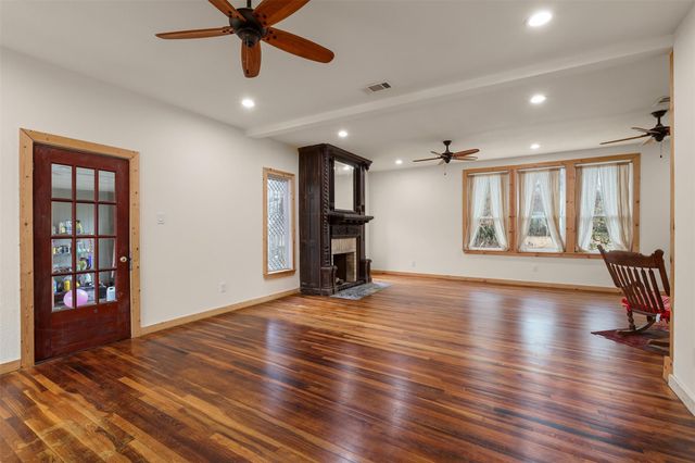 9009 Lazy Lane, Hitchcock, TX 77563